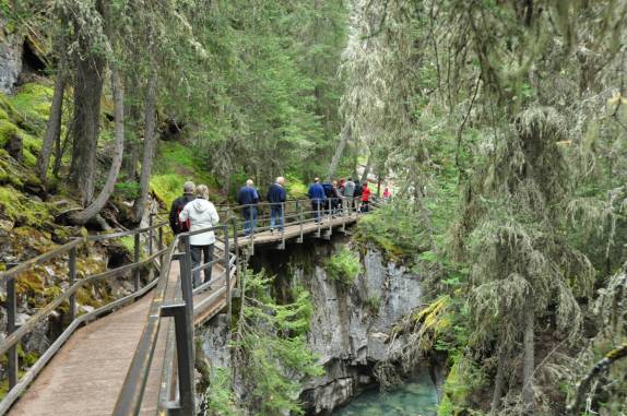 Caminhando pelas passarelas através do belíssimo Johnston Canyon, no Banff National Park, em Alberta, no Canadá